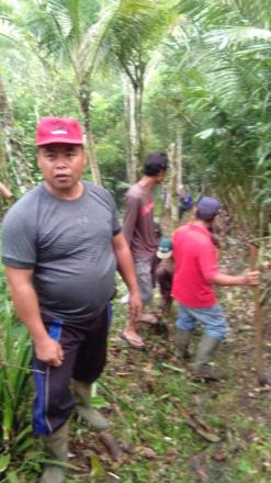 Gotong Royong Di Areal Tracking “Pura Hyang soka” Dan “Penyuangan Toya” Desa Banyuseri